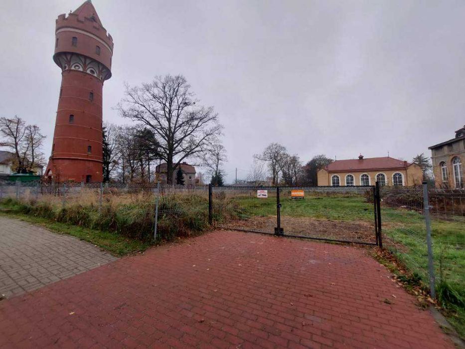 Do wynajęcia plac w centrum, przy głównej drodze.
