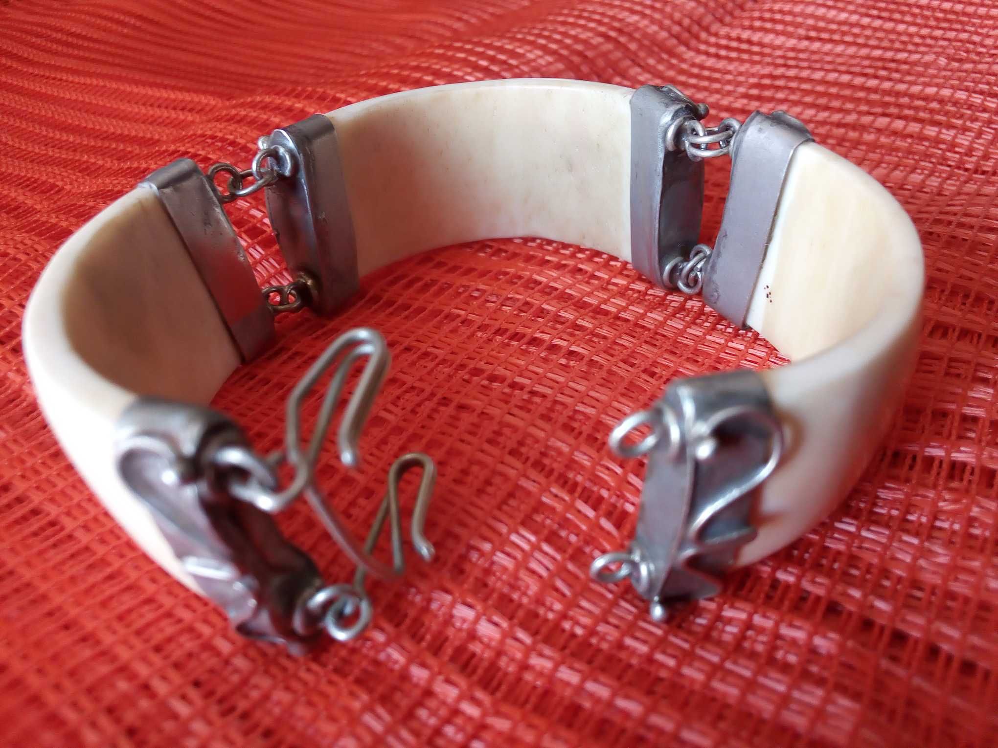 Pulseira antiga em osso e metal trabalhado