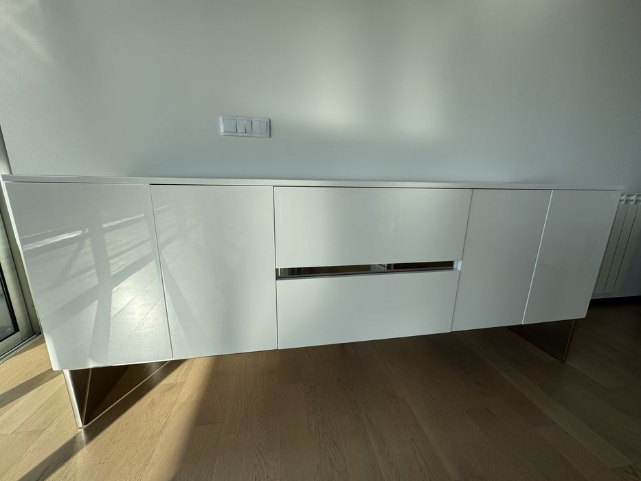 Móvel Aparador Branco Interdesign 3 gavetas 4 portas com pés em inox
