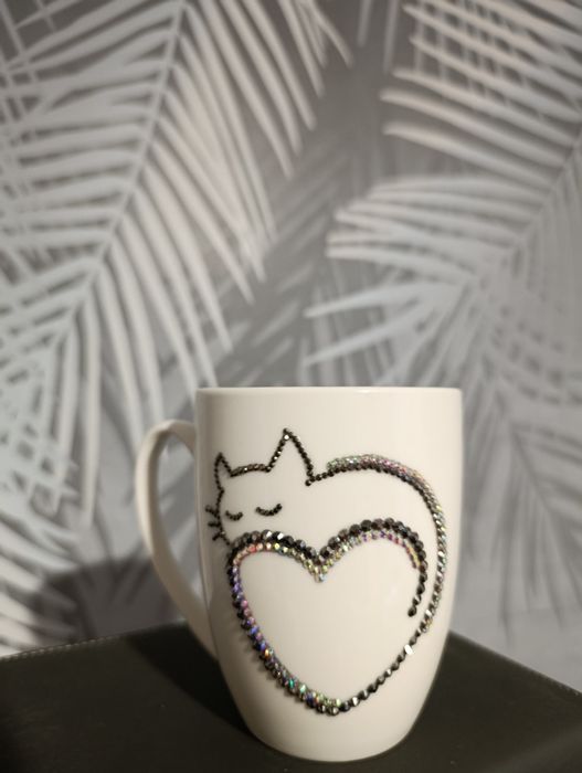 Чашка прикрашена стразами