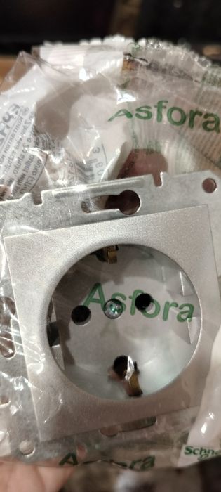 електрична розетка із заземлюючим контактом серії Asfora 100