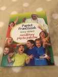 Papież Franciszek uczy dzieci modlitwy pięciu palców
