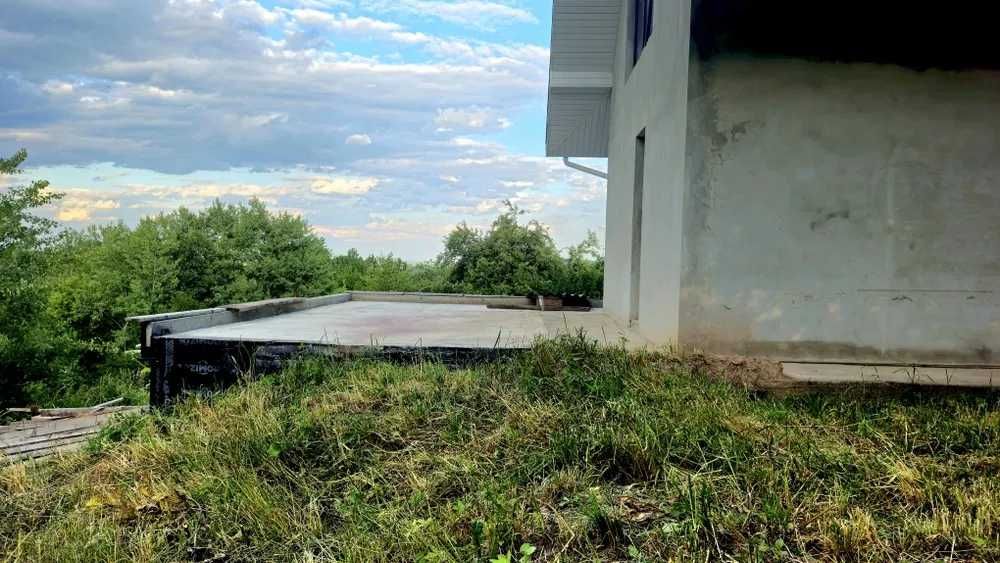Продаж будинку з великою земельною ділянкою