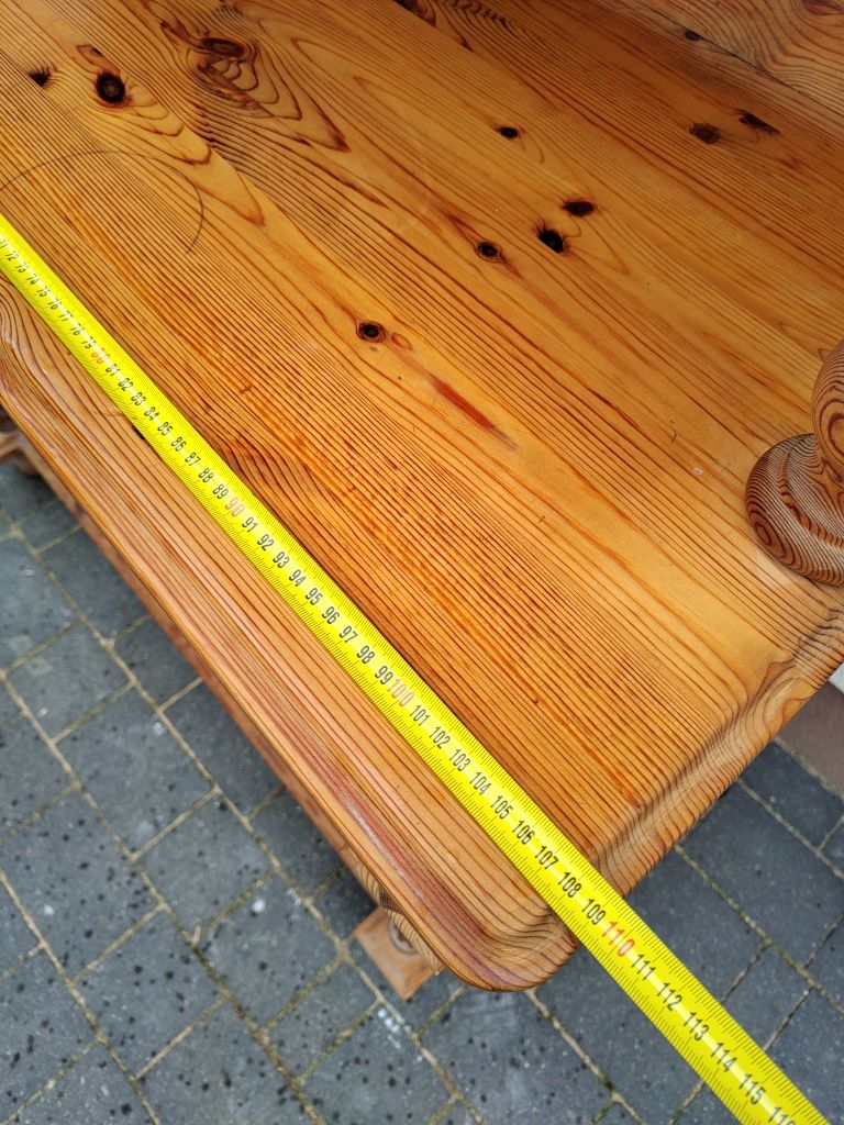 Drewniany kredens rzeźbiony fajans