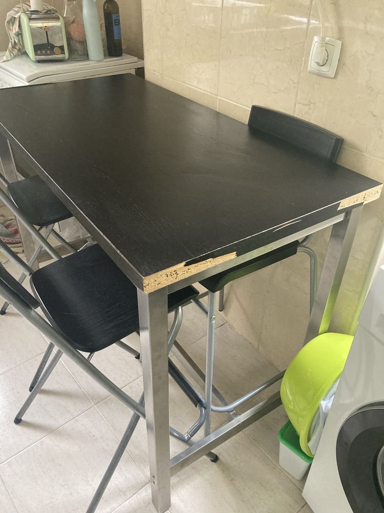 Vendo mesa e cadeiras de pe alto