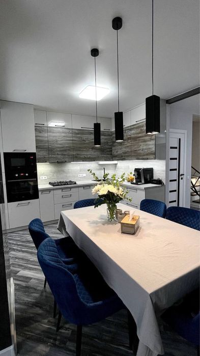 2-кімнатна з кухнею-вітальнею! Гарний ремонт!