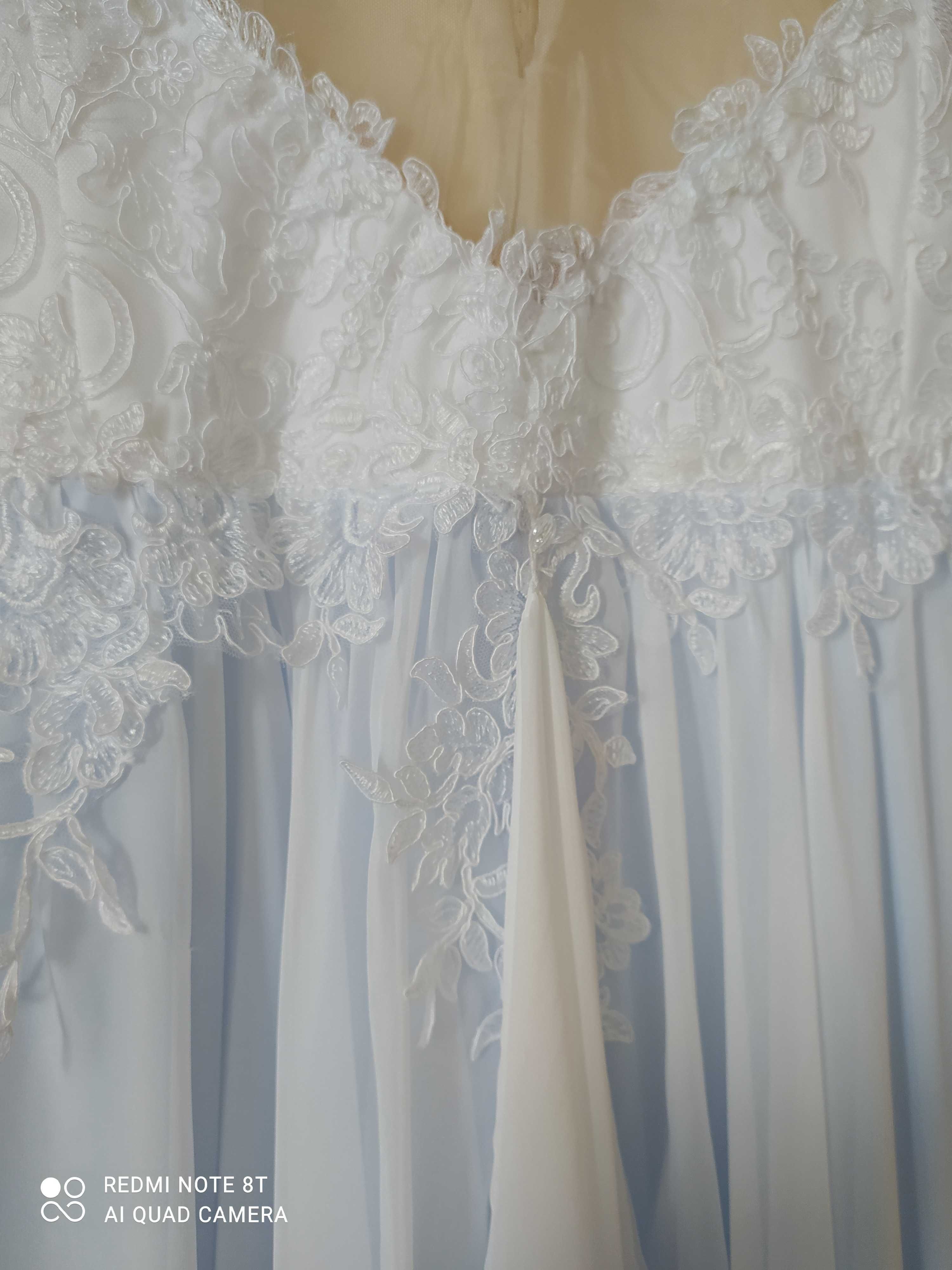 Suknia ślubna z błękitną halką