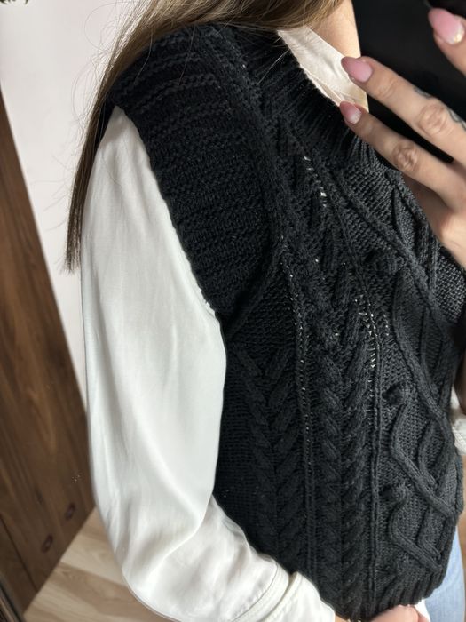 Czarna sweterkowa kamizelka bezrękawnik S 36 na jesień zimę sweter