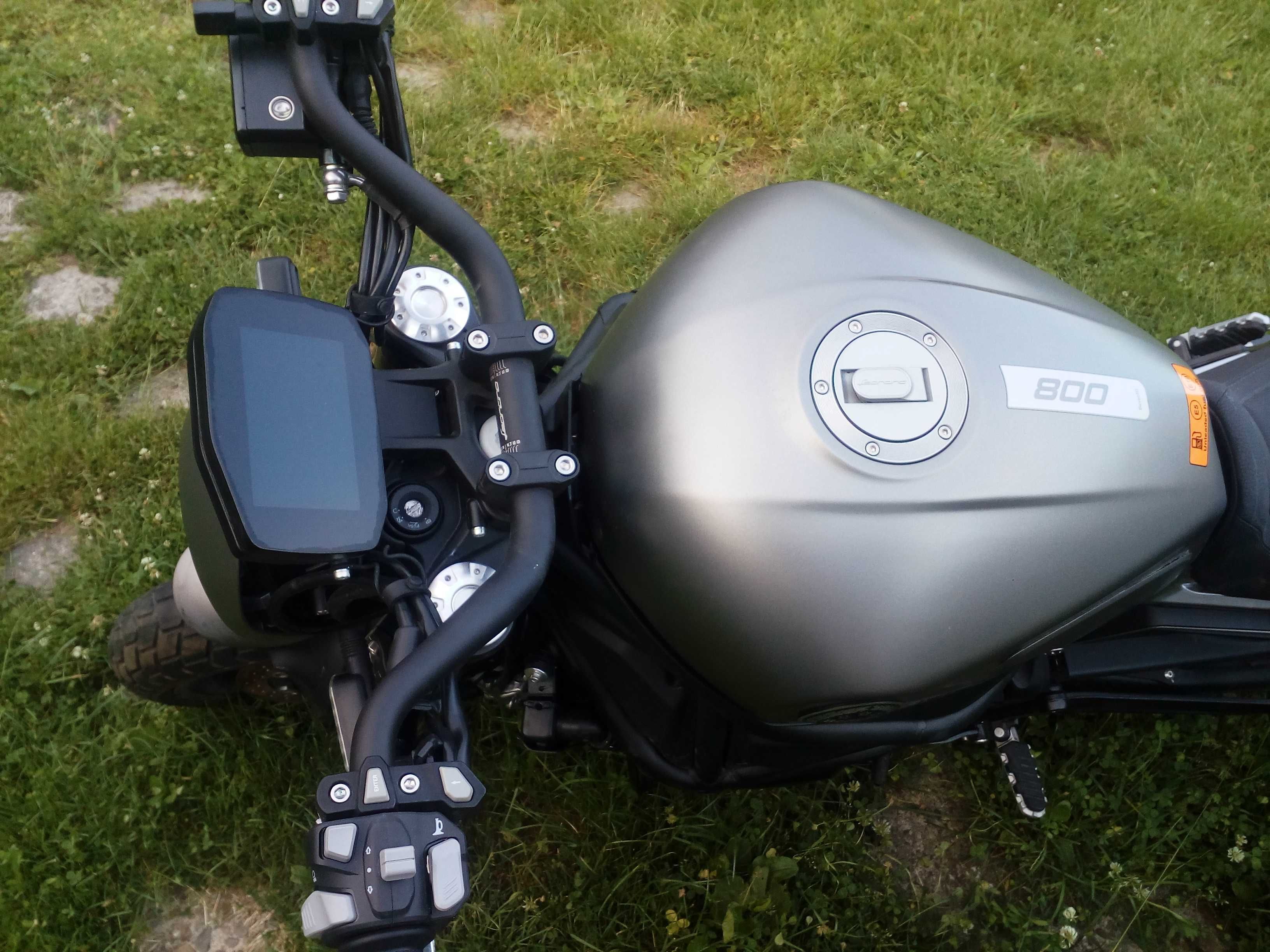 Benelli Leoncino 800 siedzenie podnóżek stelaż uchwyt set koło zacisk