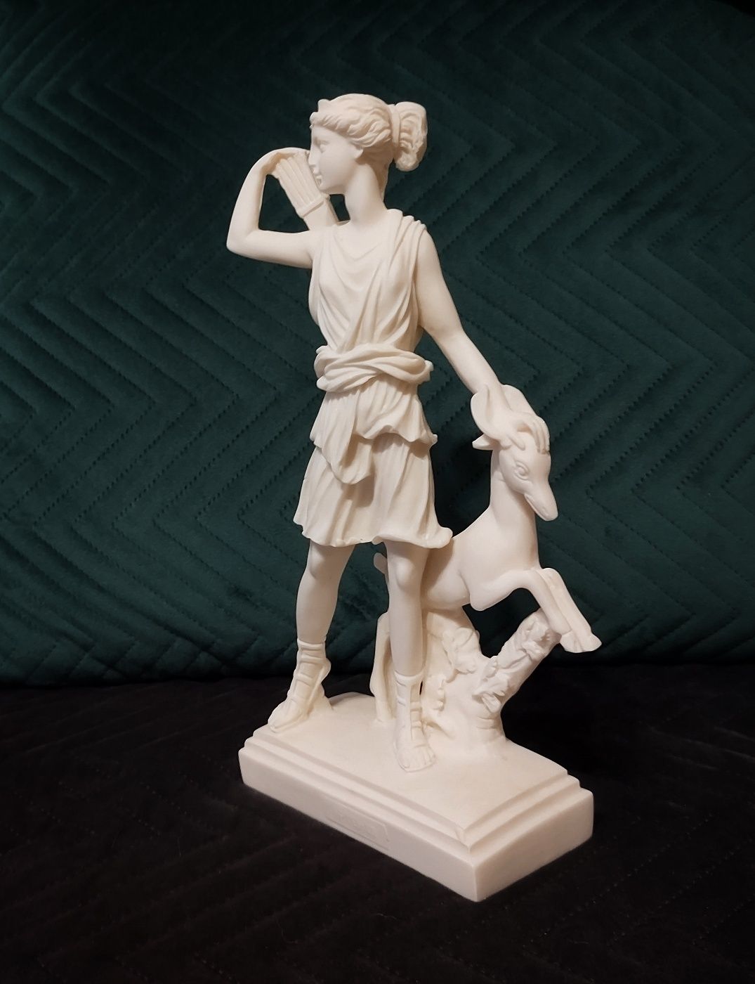 Alabastrowa statuetka, rzeźba - grecka bogini polowania Artemida