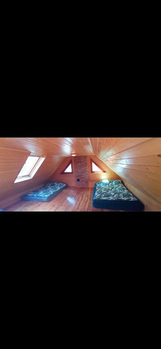 Domek w lesie nad jeziorem na Sylwestra