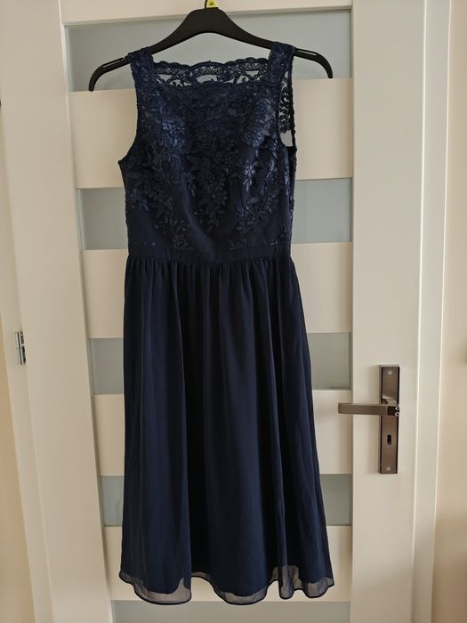 Wieczorowa granatowa sukienka midi na Andrzejki i Sylwestra