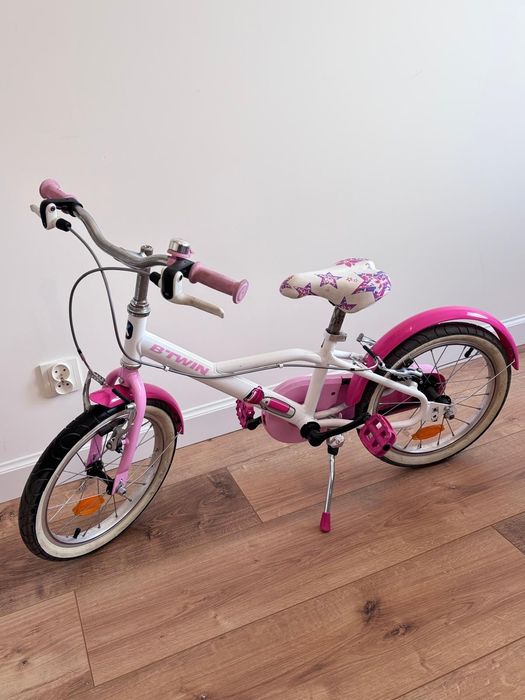 Rower B TWIN Decathlon z kółkami bocznymi i kijkiem do nauki Rowerek