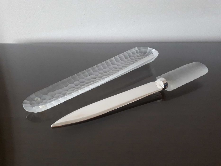 Conjunto de base e faca de secretária em cristal