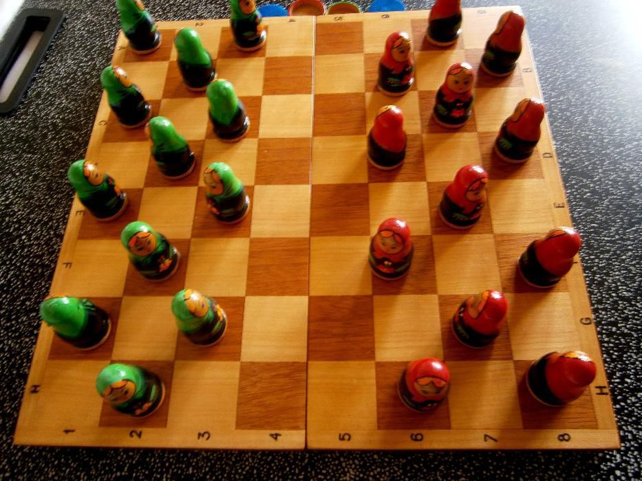 Jogo de Damas Russo em Madeira matrioscas. Anos 80