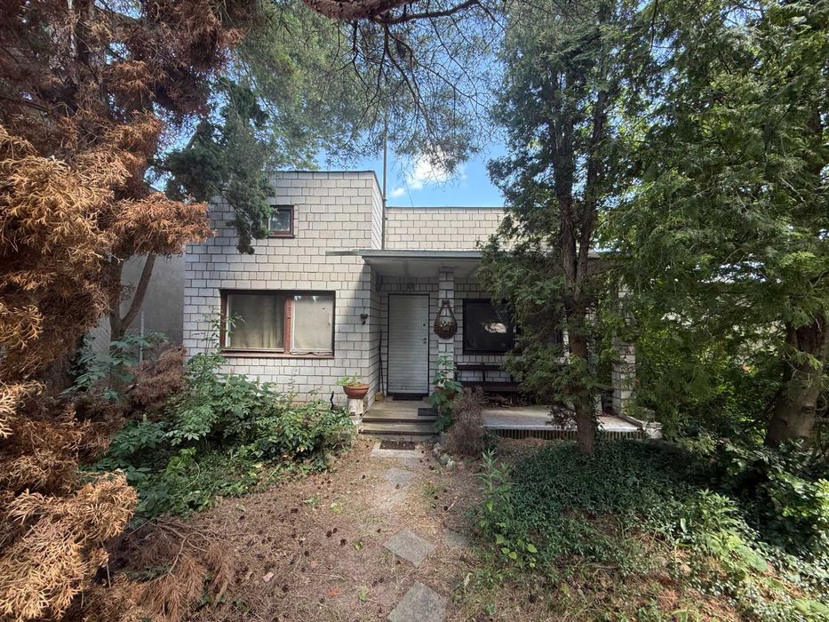 Nieduży dom na działce 306 m2. Włochy/Okęcie