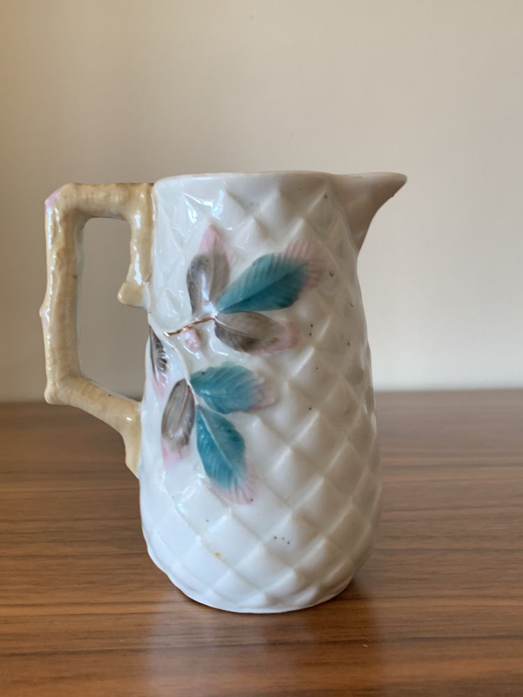 Leiteira em porcelana, início do séc XX. Decoração relevada