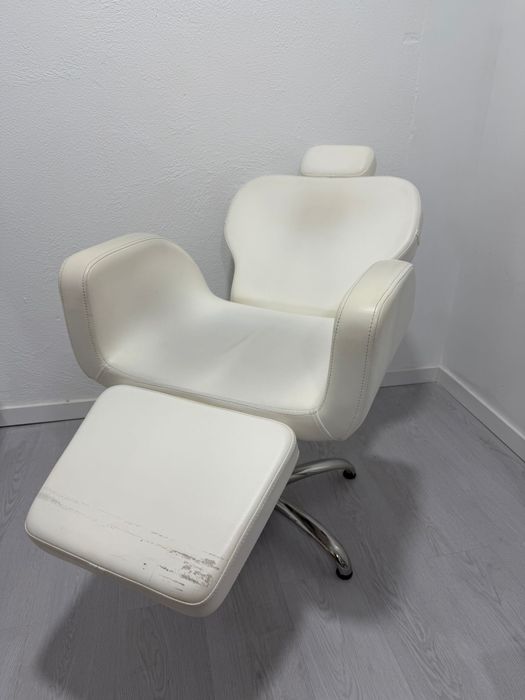 Cadeira reclinável e de tamanho regulável