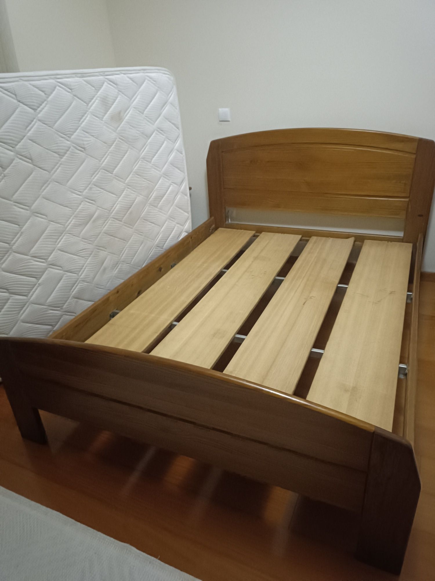 Cama de casal com colchão 140x190cm