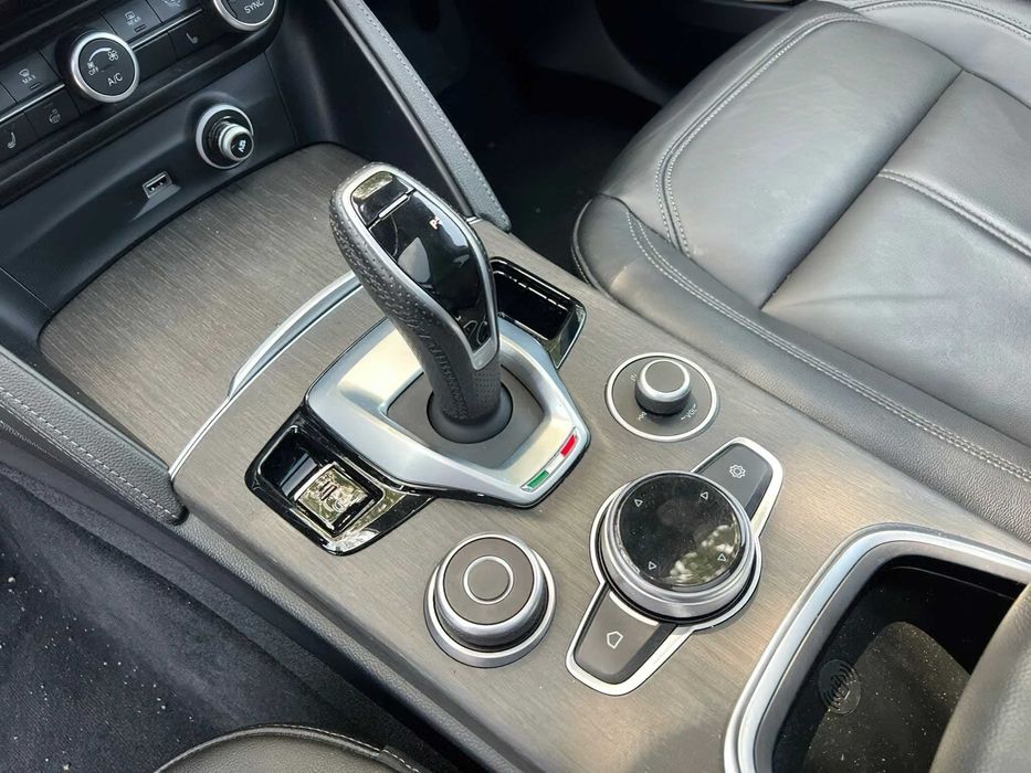 Alfa Romeo Stelvio      2022