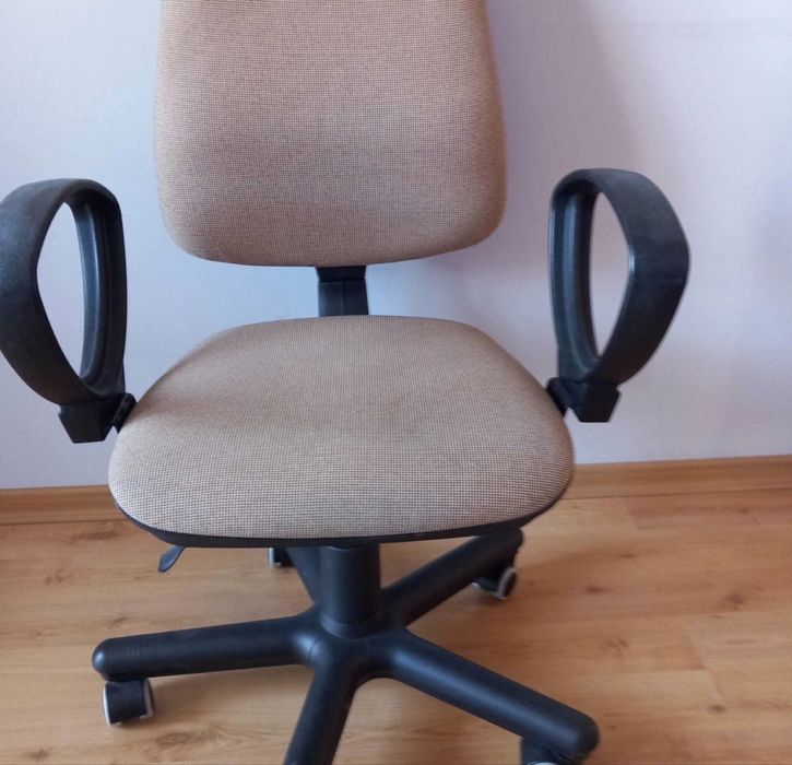 Fotel biurowy obrotowy z podłokietnikami