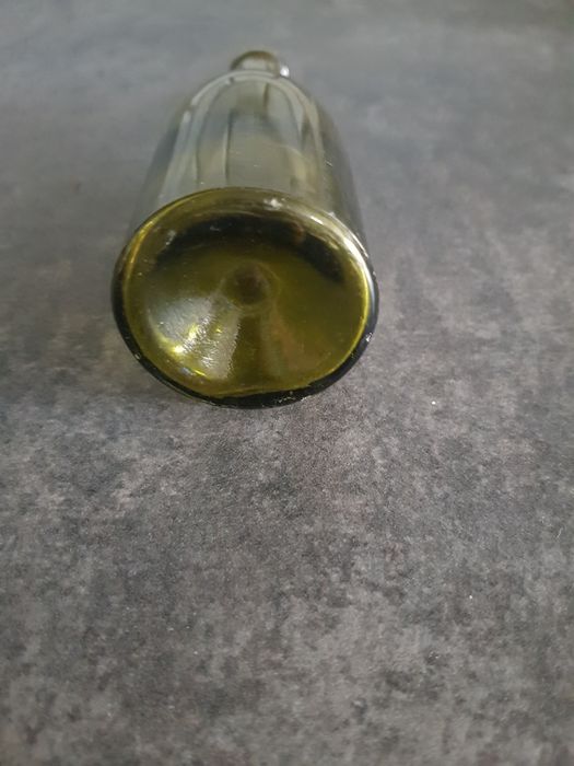 Bardzo stara butelka z zielonego szkła.