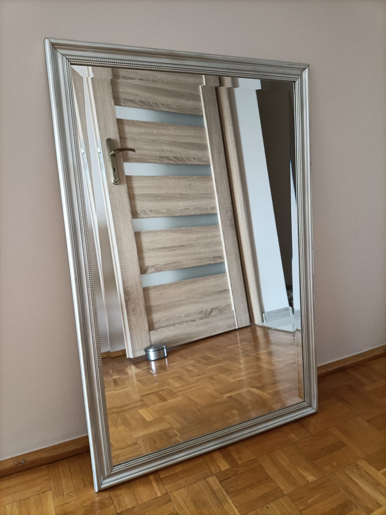 Lustro w srebrnej ramie
