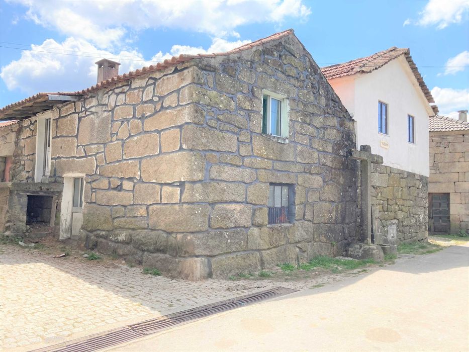 Moradias/Casas de Pedra Granito - Aldeia da N2 - Telões - V. P. Aguiar