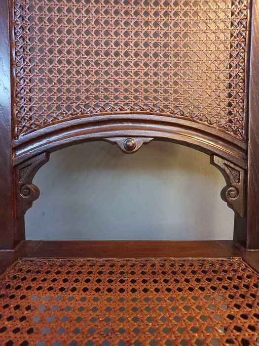 Piękna 100 letnia komoda w komplecie z pięknym 100 letnim krzesłem-