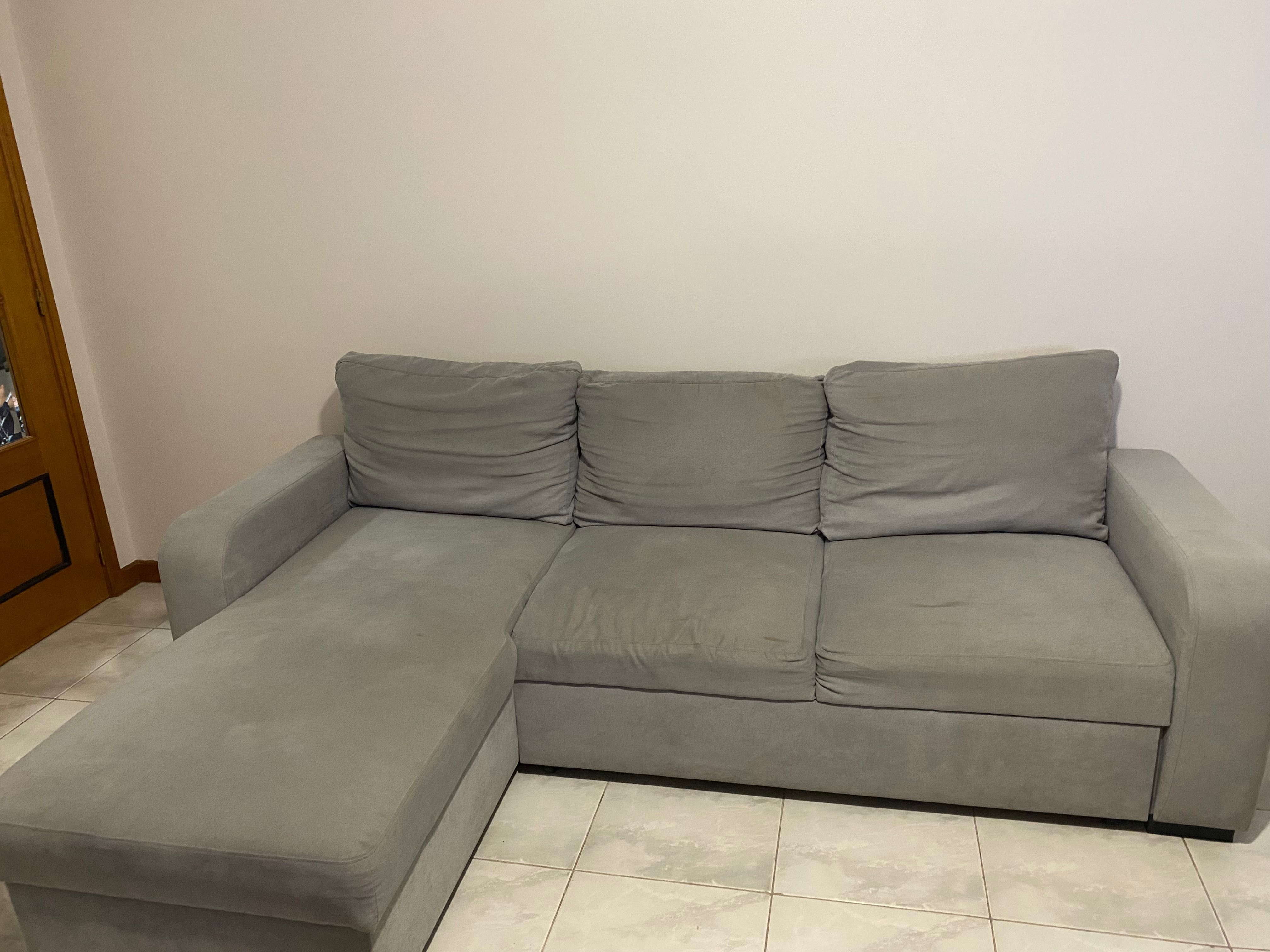 Sofá cama c/ chaise longue e arrumação