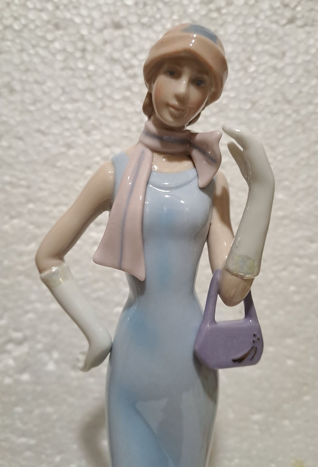Фарфоровая статуэтка «Дама с сумочкой»
