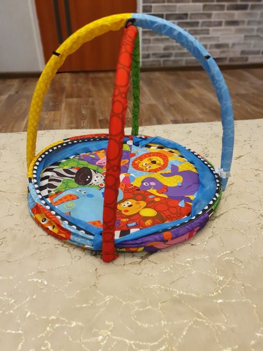 Сухий басейн-розвиваючий килимок Playgro

кульками та підвісними іграш