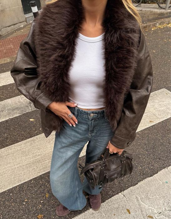 Куртка - бомбер , шкіряна bershka з хутряним воротником/коміром