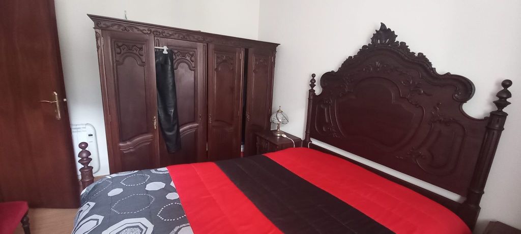 Mobilia de quarto completa em hotimo  estado usada de cor castanho esc
