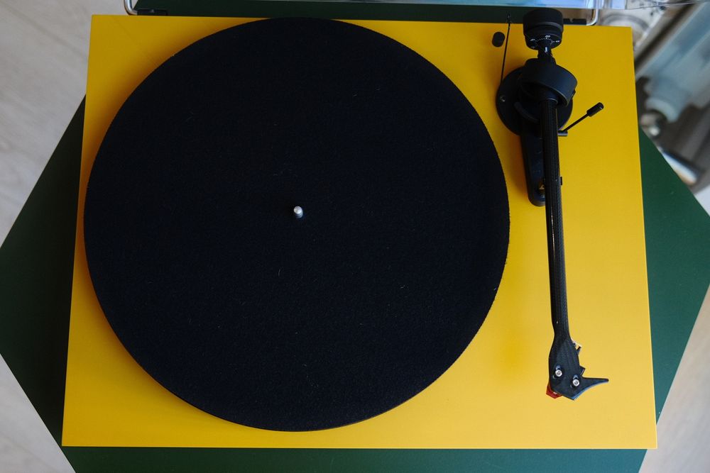 Програвач вінілу Pro-Ject Debut Carbon Evo Yellow