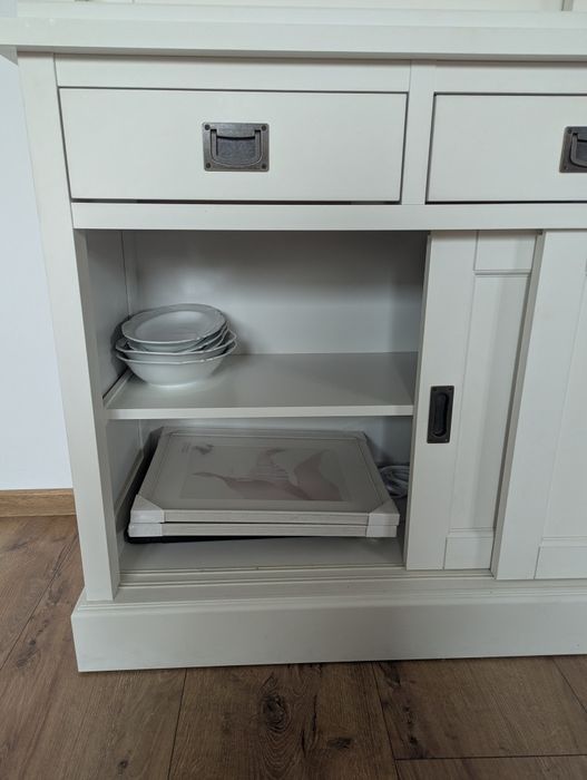 Biała witryna, lite drewno,