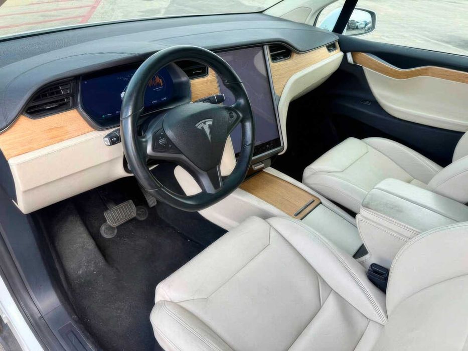 Tesla Model X 75D      2018