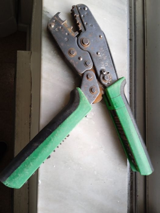 Alicate profissional de eletricista muito bom estado funciona correcta