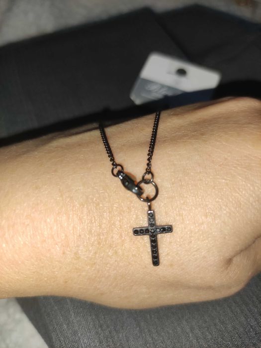 Czarny łańcuszek z krzyżykiem