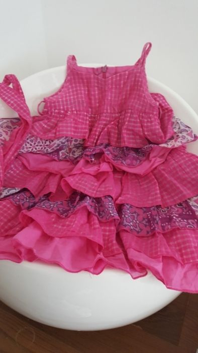 Piękna różowa sukienka okolicznościowa w falbany Wójcik