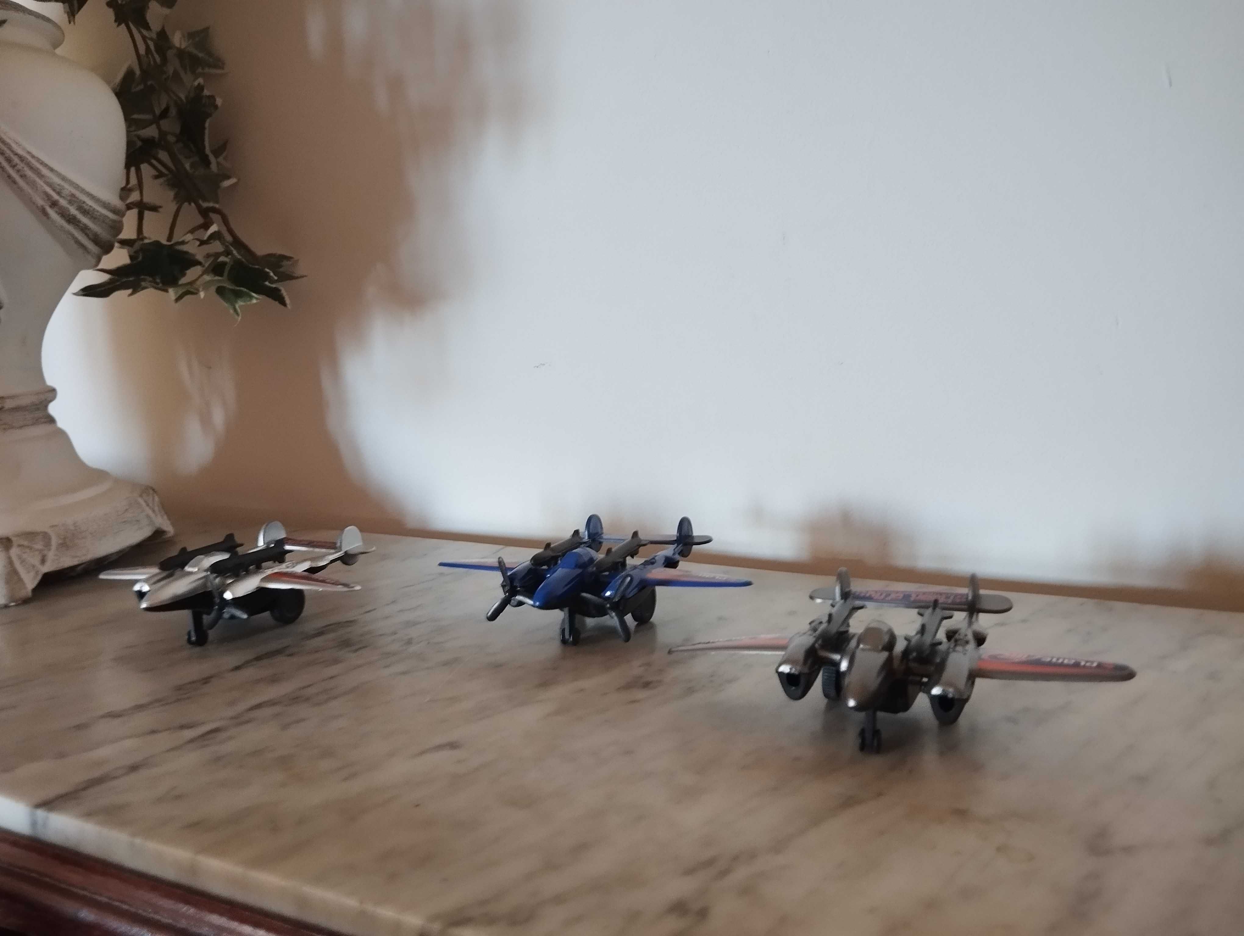 3 aviões de plástico