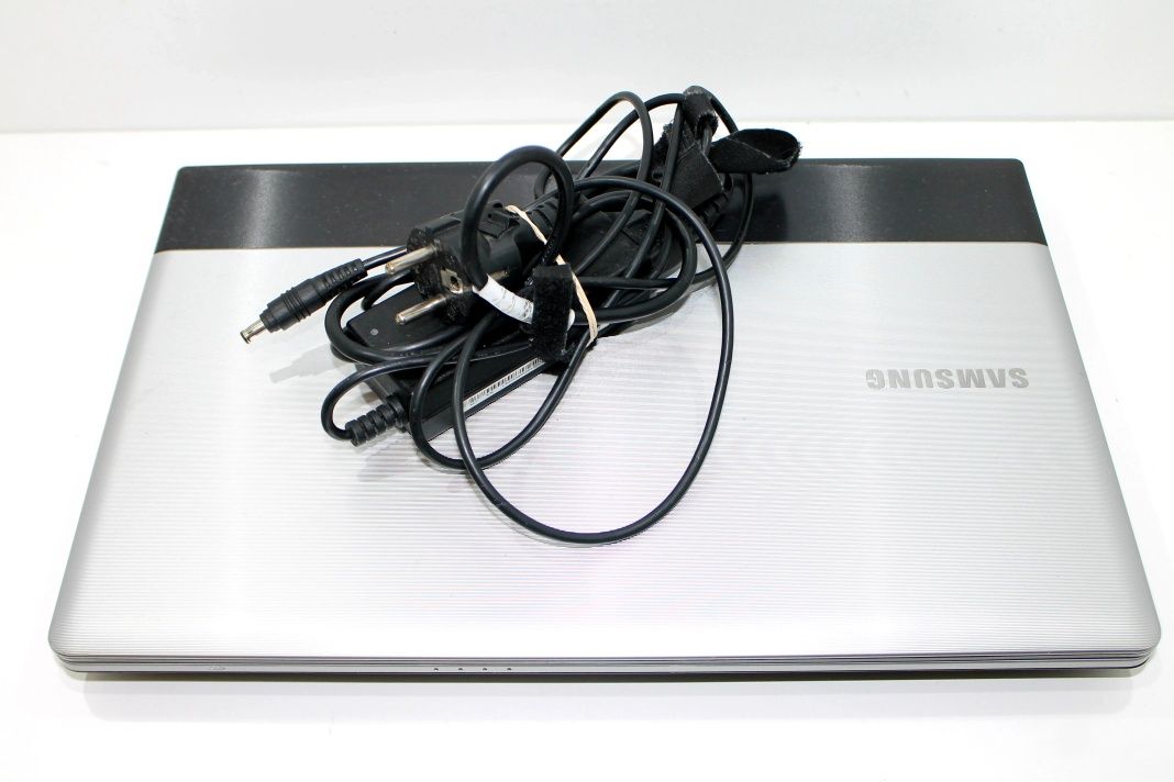 Laptop sprawny Samsung z ladowarka