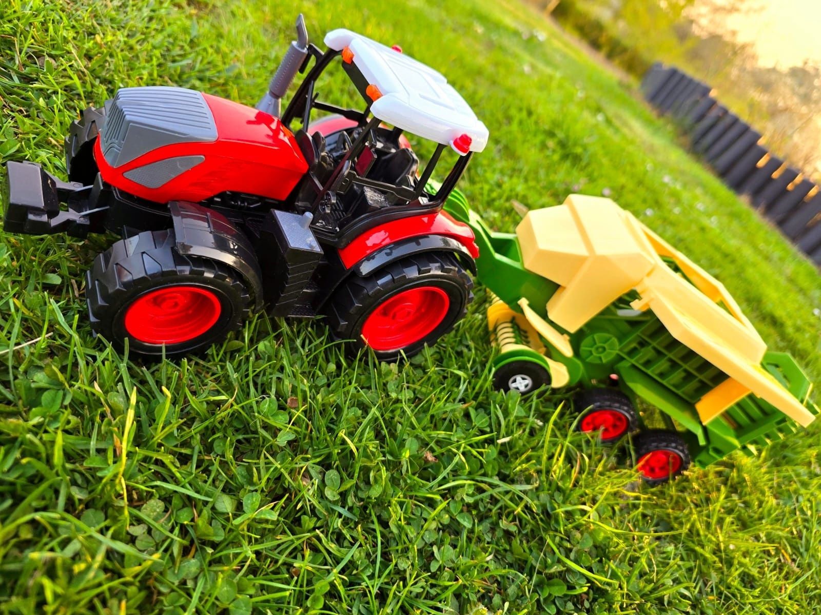 Nowy traktor z prasą do siana belarką czerwony - zabawki