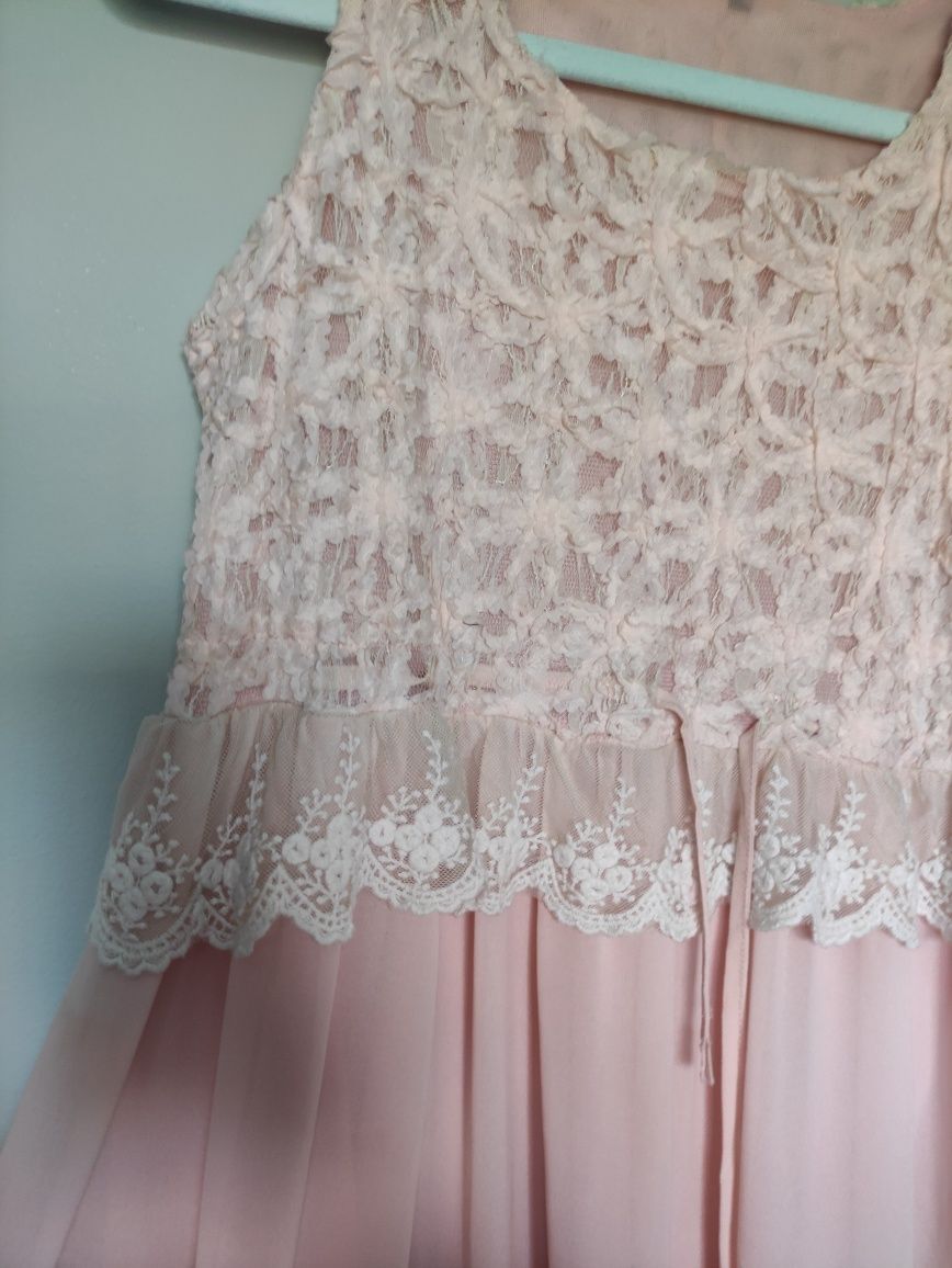 Pudrowo różowa dłuższa szyfonową sukienka z koronką
