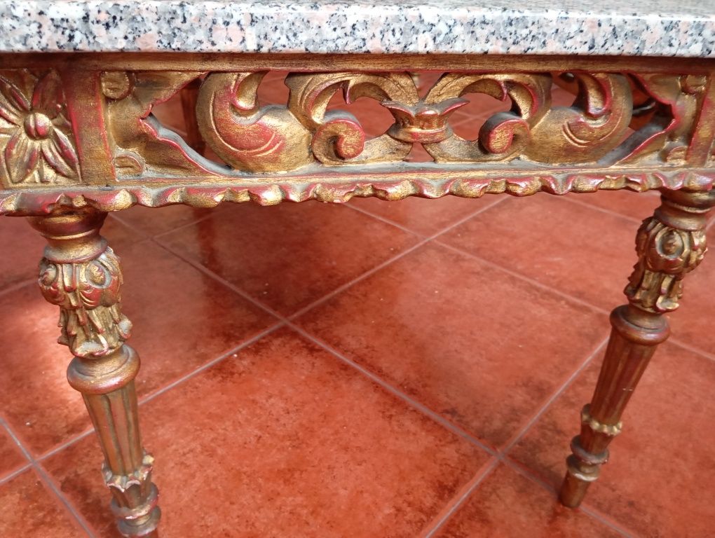 Mesa de apoio em madeira com tampo em granito
