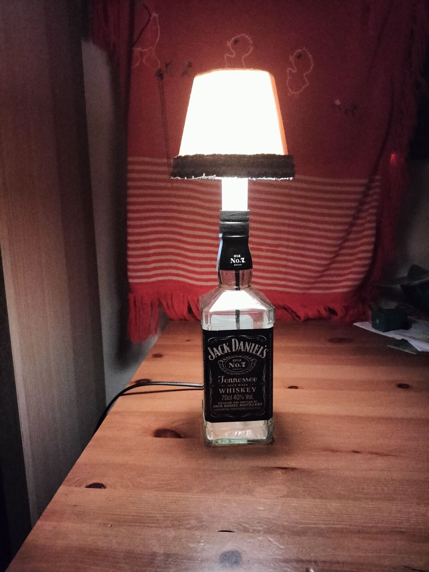 Candeeiro feito com garrafa de Jack Daniels