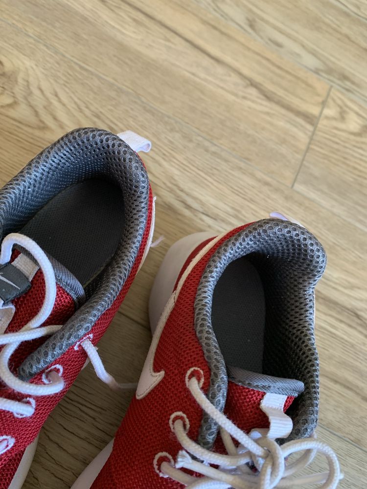 Bordowe czerwone materiałowe sportowe buty rozmiar 37,5 Nike Roshe Run