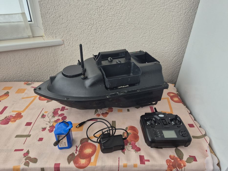 Кораблик Flytec прикормочний D8, V010, V18 (3 бункери) Black GPS