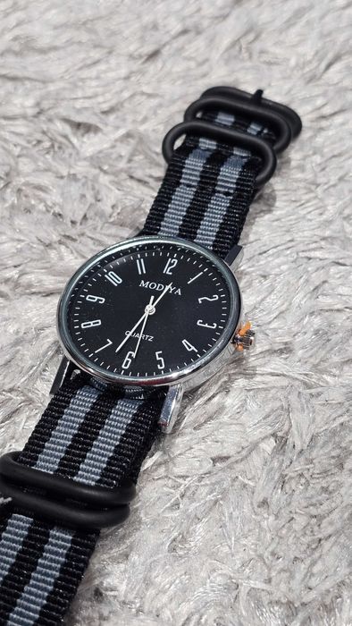 Relógio Preto com Pulseira com Riscas Cinzentas e Pretas