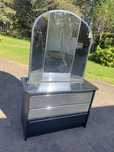 Elegancka komoda z lustrem